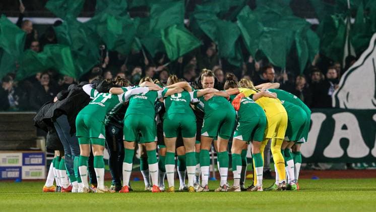 v li SV Werder Bremen players swear in with a team circle, team circle, address, motivation, THE DFB DIRECTIVES PROHIBIT ANY USE OF PHOTOGRAPHS AS IMAGE SEQUENCES AND OR QUASI VIDEO , 24 03 2023, Bremen Germany , Football, Flyeralarm Womens Bundesliga, SV Werder Bremen 1 FC Cologne xobx