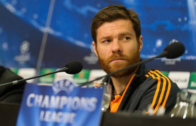 <p>Real Madrids Xabi Alonso sitzt bei der Pressekonferenz vor dem Abschlusstraining auf seinem Platz. Real Madrid machte am Dienstag (25.02.14) in der Veltins Arena in Gelsenkirchen das Abschlusstraining vor dem Championsleague - Spiel gegen Schalke 04.< p> Deutschland Nordrhein-Westfalen Gelsenkirchen Copyright: TimxSchulz