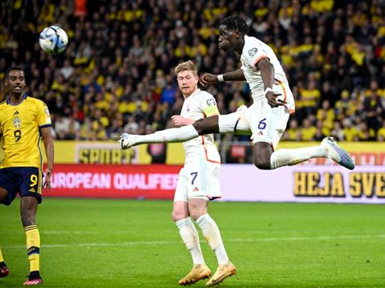 Sport Themen der Woche KW12 Sport Bilder des Tages STOCKHOLM 20230324 Sveriges Alexander Isak och Belgiens lagkapten Kevin de Bruyne och Amadou Onana under fredagens EM-kvalmatch mellan Sverige och Belgien pa Friends Arena. STOCKHOLM SVERIGE x10040x *** STOCKHOLM 20230324 Swedens Alexander Isak and Belgiums team captain Kevin de Bruyne and Amadou Onana during Fridays EC qualifying match between Sweden and Belgium at Friends Arena STOCKHOLM SWEDEN x10040x,  Copyright: xAndersxWiklund TTx EM-KVAL SVERIGE-BELGIEN