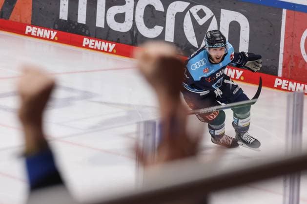 Bilder des Jahres 2023, Sport 03 März Sport Themen der Woche KW12 Sport Bilder des Tages DEL; Playoffs; ERC Ingolstadt - DEG Düsseldorf; Tor Jubel Treffer Siegtreffer Stefan Matteau (17 ERC) rechts DEL; Playoffs; ERC Ingolstadt - DEG Düsseldorf; *** DEL Playoffs ERC Ingolstadt DEG Dusseldorf Goal Cheer Hit Victory Goal Stefan Matteau 17 ERC right DEL Playoffs ERC Ingolstadt DEG Dusseldorf