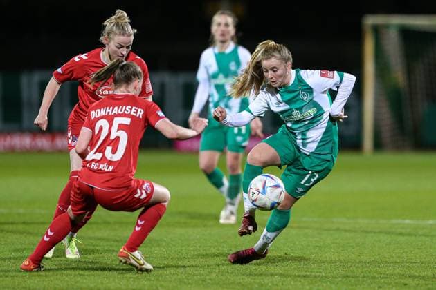 f l Laura Donhauser 1 FC Köln, 25 and Ricarda Walkling SV Werder Bremen, 13 in duel, duel, dynamic, action, game scene, THE DFB DIRECTIVES PROHIBIT ANY USE OF PHOTOGRAPHS AS IMAGE SEQUENCES AND OR QUASI VIDEO , 24 03 2023, Bremen Germany , Football, Flyeralarm Frauen Bundesliga, SV Werder Bremen 1 FC Köln xobx