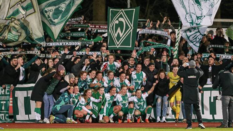 v li SV Werder Bremen players at group photo, winner photo with fans, supporters, ultras, with jubilation about the victory, joy about the won game , THE DFB DIRECTIVES PROHIBIT ANY USE OF PHOTOGRAPHS AS IMAGE SEQUENCES AND OR QUASI VIDEO , 24 03 2023, Bremen Germany , Football, Flyeralarm Frauen Bundesliga, SV Werder Bremen 1 FC Köln xobx