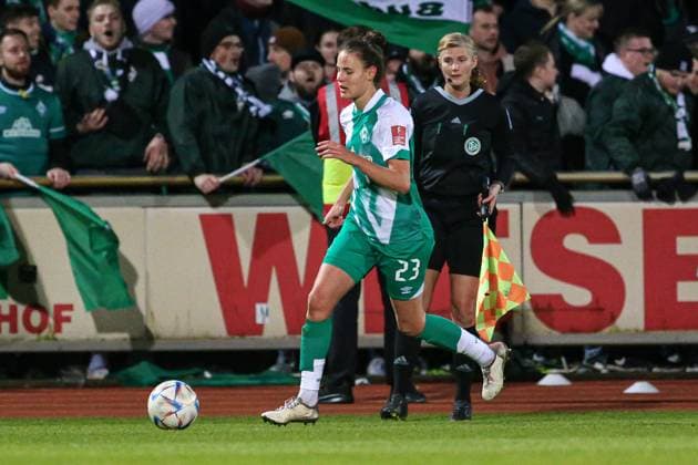 v li Hanna Nemeth SV Werder Bremen, 23 on the ball, single image, full body, action, game scene, THE DFB DIRECTIVES PROHIBIT ANY USE OF PHOTOGRAPHS AS IMAGE SEQUENCES AND OR QUASI VIDEO , 24 03 2023, Bremen Germany , Football, Flyeralarm Womens Bundesliga, SV Werder Bremen 1 FC Köln xobx