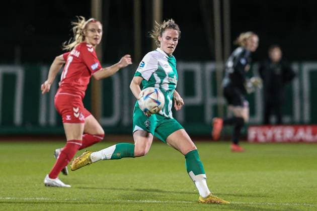 v li Reena Wichmann SV Werder Bremen, 6 on the ball, single image, full body, action, game scene, THE DFB DIRECTIVES PROHIBIT ANY USE OF PHOTOGRAPHS AS IMAGE SEQUENCES AND OR QUASI VIDEO , 24 03 2023, Bremen Germany , Football, Flyeralarm Womens Bundesliga, SV Werder Bremen 1 FC Köln xobx