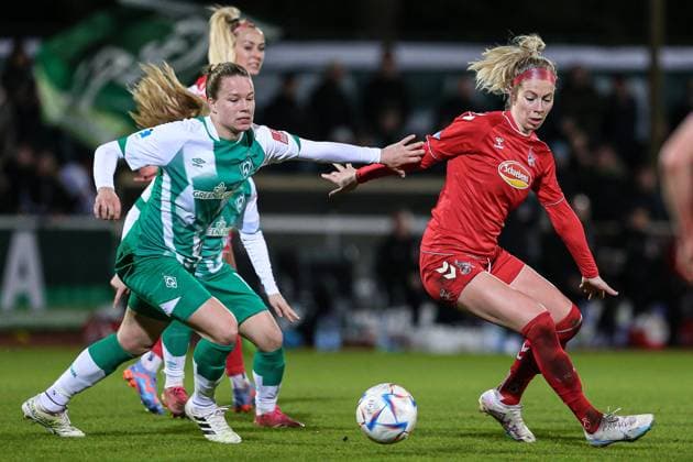 f l Christin Meyer SV Werder Bremen, 20 and Sharon Beck 1 FC Köln, 10 in duel, duel, dynamic, action, game scene, THE DFB DIRECTIVES PROHIBIT ANY USE OF PHOTOGRAPHS AS IMAGE SEQUENCES AND OR QUASI VIDEO , 24 03 2023, Bremen Germany , Football, Flyeralarm Frauen Bundesliga, SV Werder Bremen 1 FC Köln xobx