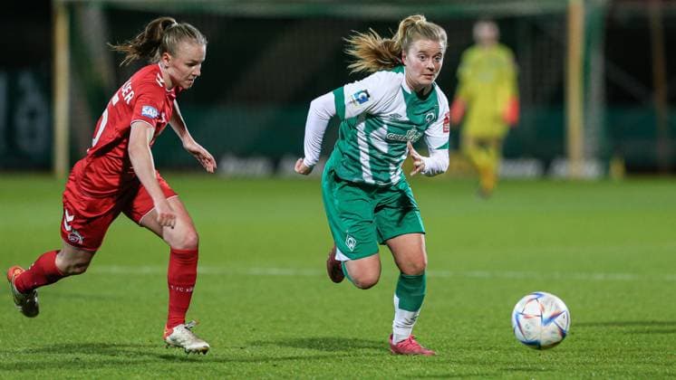 f l Laura Donhauser 1 FC Köln, 25 and Ricarda Walkling SV Werder Bremen, 13 in duel, duel, dynamic, action, game scene, THE DFB DIRECTIVES PROHIBIT ANY USE OF PHOTOGRAPHS AS IMAGE SEQUENCES AND OR QUASI VIDEO , 24 03 2023, Bremen Germany , Football, Flyeralarm Frauen Bundesliga, SV Werder Bremen 1 FC Köln xobx