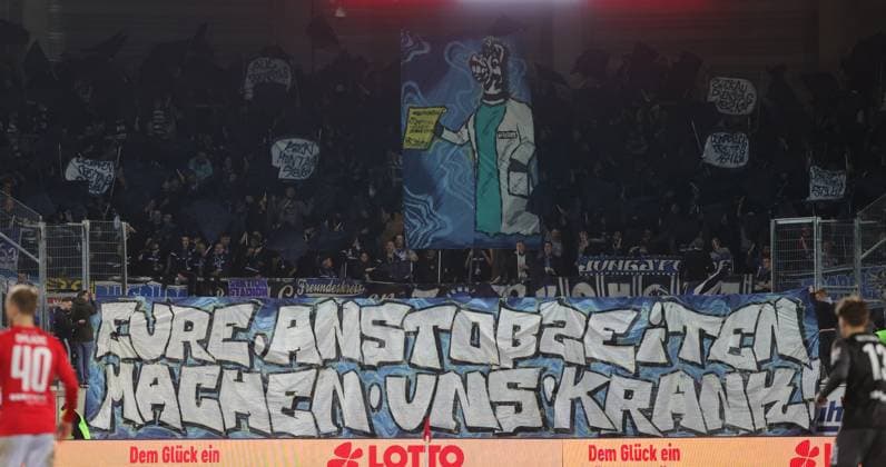 Sport Themen der Woche KW12 Sport Bilder des Tages 240223 Halle Saale Fußball Hallescher FC Halle HFC 3. Liga Männer Saison 2022 2023 29 Spieltag Hallescher FC HFC - MSV Duisburg 2:2 MSV Duisburg Fans Anstoßzeiten Montagsspile Transparent *** 240223 Halle Saale Sport Football Hallescher FC Halle HFC 3 League Men Season 2022 2023 29 Matchday Hallescher FC HFC MSV Duisburg 2 2 MSV Duisburg Fans Kickoff Times Monday Spile Transparent
