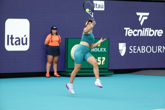 March 24, 2023, Miami Gardens, Florida, United States Of America: MIAMI GARDENS, FLORIDA - MARCH 24: Bianca Andreescu of Canada defeats Maria Sakkari of Greece in their second round match at Hard Rock Stadium on March 24, 2023 in Miami Gardens, Florida....People: Bianca Andreescu Miami Gardens United States Of America - ZUMAs214 20230324_zda_s214_129 Copyright: xSMGx