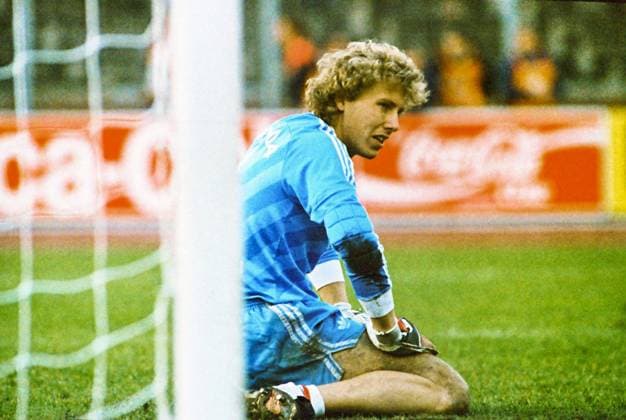 Aus 1. BL. Saison 1987 88 Hannover 96 - Bayer 04 Leverkusen 6:1 am 26.03.1988. Im Foto: Bayer TW Rüdiger Vollborn geschockt - wieder ist ein Tor gefallen *** From 1 BL season 1987 88 Hannover 96 Bayer 04 Leverkusen 6 1 on 26 03 1988 In the photo Bayer TW Rüdiger Vollborn shocked again a goal has fallen