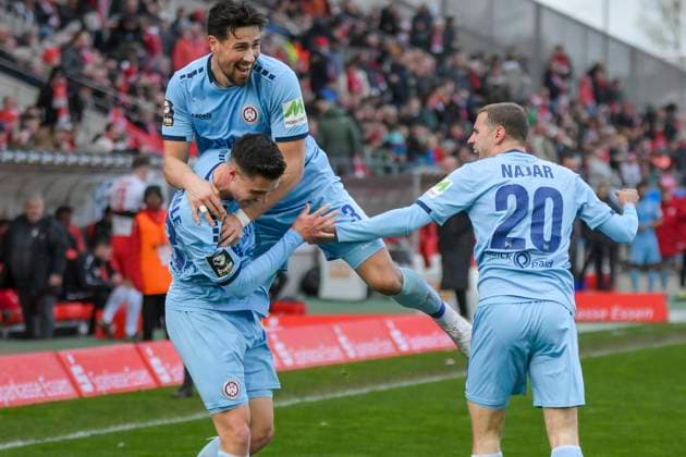 Sport Themen der Woche KW12 Sport Bilder des Tages John Iredale ( 33, SV Wehen Wiesbaden) jubelt nach dem Tor zum nach seinem Tor zum 1:3 mit Ahmet Gürleyen Guerleyen ( 3, SV Wehen Wiesbaden) Suheyel Najar ( 20, SV Wehen Wiesbaden) 25.03.2023 Fussball 3. Liga Rot-Weiss Essen vs SV Wehen Wiesbaden, Stadion an der Hafenstraße, Essen, NRW Germany *** John Iredale 33, SV Wehen Wiesbaden cheers after his goal to 1 3 with Ahmet Gürleyen Guerleyen 3, SV Wehen Wiesbaden Suheyel Najar 20, SV Wehen Wiesbaden 25 03 2023 Football 3 Liga Rot Weiss Essen vs SV Wehen Wiesbaden, Stadion an der Hafenstraße, Essen, NRW Germany Copyright: xpepphotox xHorstxMauelshagenx pep00321, pep_20230325_hm