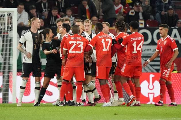 Bilder des Jahres 2023, Sport 03 März Sport Themen der Woche KW12 Sport Bilder des Tages Rangelei zwischen den Mannschaften, Schiedsrichterin Maria Ferrieri Caputi greift durch - Mainz 25.03.2023: Deutschland vs. Peru, MeWa Arena Mainz, Freundschaftsspiel, *** Scuffle between the teams, referee Maria Ferrieri Caputi intervenes Mainz 25 03 2023 Germany vs Peru, MeWa Arena Mainz, friendly match,
