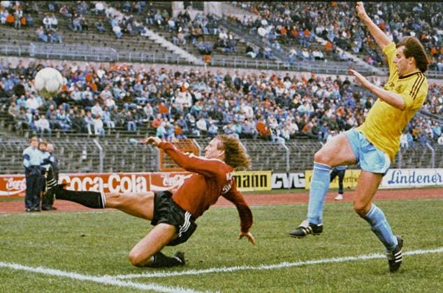 RECORD DATE NOT STATED Aus 1. BL. Saison 1987 88 Hannover 96 - Bayer 05 Uerdingen 0:0 am 19.03.1988. Im Foto: Han96 Spieler Andras Müller gegen Mathias Herget ? *** From 1 BL season 1987 88 Hannover 96 Bayer 05 Uerdingen 0 0 on 19 03 1988 In the photo Han96 player Andras Müller against Mathias Herget