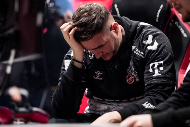 Virtual Bundesliga Club Championship Final THESTRXNGER 1 FC Koeln dejected after defeat Virtual Bundesliga Club Championship Final Koeln, Strassenkickerbase, 26 03 2023 Copyright: xBEAUTIFULxSPORTS Wunderlx