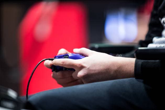 Virtual Bundesliga Club Championship Final symbol photo hands to controller Virtual Bundesliga Club Championship Final Koeln, Strassenkickerbase, 26 03 2023 Copyright: xBEAUTIFULxSPORTS Wunderlx
