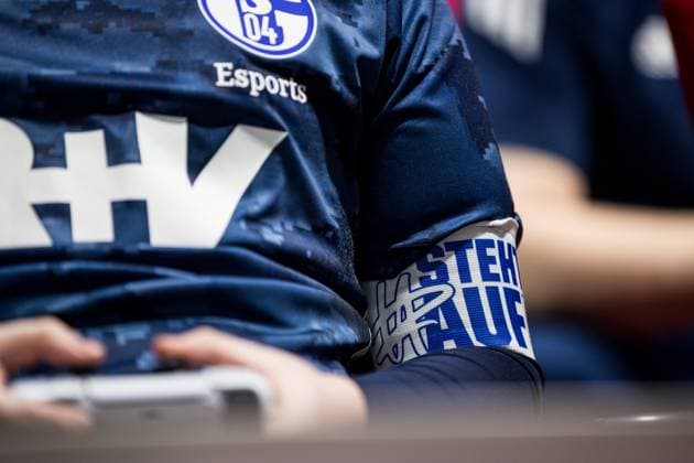 Virtual Bundesliga Club Championship Final SERHATINHO FC Schalke 04 Kapitaensbinde StehAuf Virtual Bundesliga Club Championship Final Koeln, Strassenkickerbase, 26 03 2023 Copyright: xBEAUTIFULxSPORTS Wunderlx
