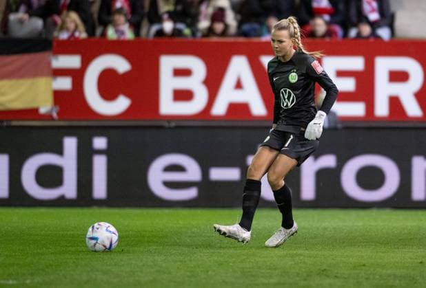 Merle Frohms Goalkeeper, VFL Wolfsburg Women, 1 FC Bayern Muenchen Women vs VfL Wolfsburg, Football, Women Bundesliga, 16 Matchday, Season 2022 2023, 25 03 2023 DFL DFB REGULATES PROHIBIT ANY USE OF PHOTOGRAPHS as IMAGE SEQUENCES and or QUASI VIDEO FC Bayern Muenchen Women vs VfL Wolfsburg, Football, Women Bundesliga, 16 Matchday, Season 2022 2023, 25 03 2023 Muenchen Copyright: xEibner-Pressefoto HeikexFeinerx EP_HFR
