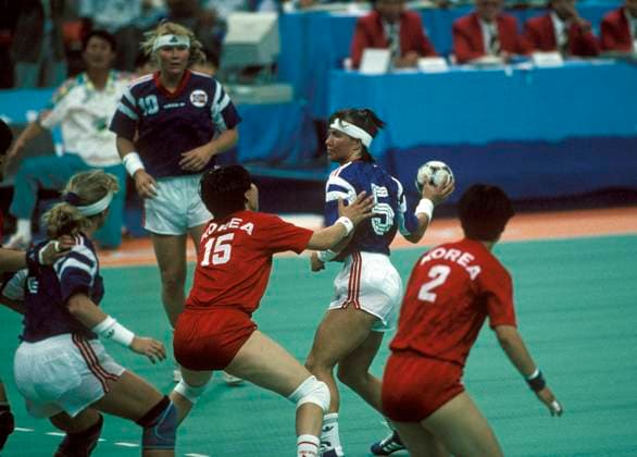 HISTORISKEBILDER Barcelona Spania 19920808. Susann Goksor (med ball, i blatt) i aksjon under Olympiske leker i Barcelona. Handball kvinner Norge - Sor-Korea. Foto Ingar Johansen NTB BARCELONA SPANIA SPAIN EDITORIAL USE ONLY. RESTRICTED USE FOR BETTING COMPANIES Ref:_SPO0240474076st.jpg *** HISTORICAL PHOTOS Barcelona Spain 19920808 Susann Goksor with ball, in blatt in action during Olympic Games in Barcelona Handball women Norway Sor Korea Photo Ingar Johansen NTB BARCELONA SPAIN SPAIN EDITORIAL USE ONLY RESTRICTED USE FOR BETTING COMPANIES  Copyright: xStorfjell,xIngarx xNTBx