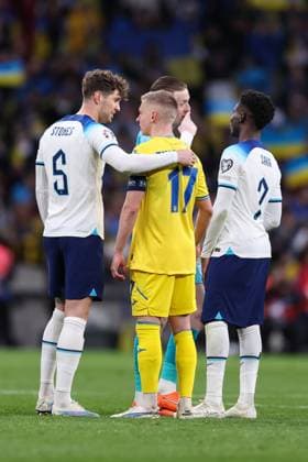 England gegen Ukraine 26. März 2023, London UEFA EURO 2024 Qualifikation Gruppe C England gegen Ukraine John Stones (England) spricht mit Oleksandr Zinchenko (Ukraine) Foto Jacques Feeney Abseits London UK  Copyright: xJacquesxFeeneyx xOffsidexOffside
