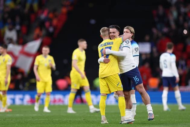 England gegen Ukraine 26. März 2023, London UEFA EURO 2024 Qualifikation Gruppe C England gegen Ukraine Oleksandr Zinchenko aus der Ukraine umarmt seinen ehemaligen Teamkollegen Jack Grealish aus England Foto Jacques Feeney Abseits London UK  Copyright: xJacquesxFeeneyx xOffsidexOffside