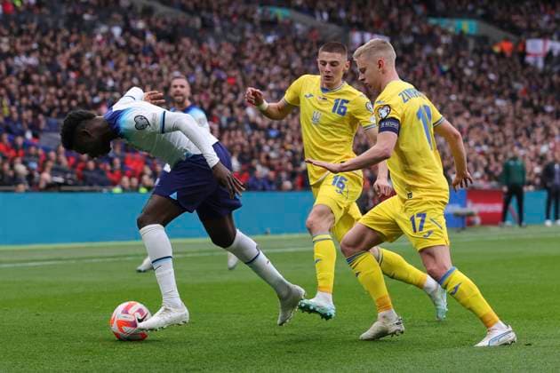 England v Ukraine UEFA EURO, EM, Europameisterschaft,Fussball 2024 Qualifiers Oleksandr Zinchenko of Ukraine and Bukayo Saka of England in action during the UEFA Euro 2024 Qualifiers Group C match at Wembley Stadium, London Content Not Available For UK Newspapers Copyright: xPaulxChestertonx FIL-18299-0140 UK Newspapers OUT