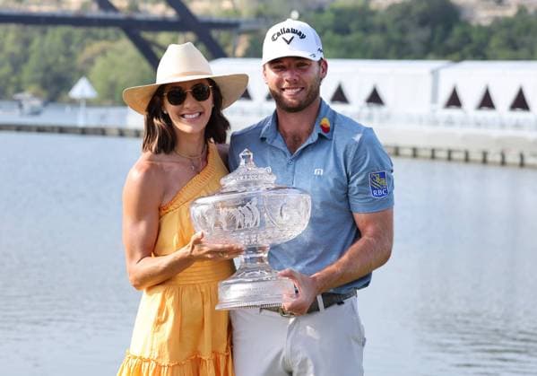 Bilder des Jahres 2023, Sport 03 März Sport Bilder des Tages Sport Themen der Woche KW12 Sport Bilder des Tages AUSTIN, TX - MARCH 26: Sam Burns and wife Caroline Campbell hold the Walter Haggen Cup after defeating Cameron Young on the 13th hole of the finals of the PGA, Golf Herren - World Golf Championships - Dell Technologies Match Play on March 26, 2023, at Austin County Club in Austin, TX. (Photo by Adam Davis Icon Sportswire) GOLF: MAR 26 PGA - World Golf Championships-Dell Technologies Match Play Icon2303265221