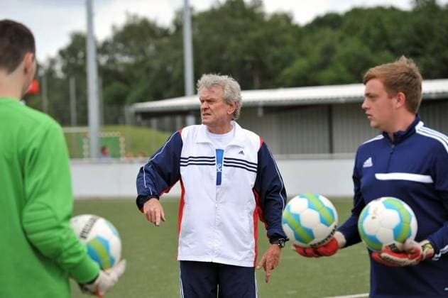 <p>Fußball: Weltmeister Sepp Maier gibt bei Blau-Weiß- Fuhlenbrock in Bottrop ein Torwarttraining. Foto am 14.6.2014 Deutschland Nordrhein-Westfalen Bottrop Copyright: JörgxSchimmel