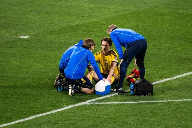 230327 Hjalmar Ekdal of Sweden in pain during the UEFA Euro Qualifier football match between Sweden and Azerbaijan on March 27, 2023 in Stockholm Photo Emma Wallskog BILDBYRAN COP 320 JZ0347 bbeng football soccer fotbol fotball uefa euro qualifier landskamp emkval em kvaliking em kvalik sweden sweden a sweden Azerbaijan,  Copyright: EMMAxWALLSKOG BB230327EW013