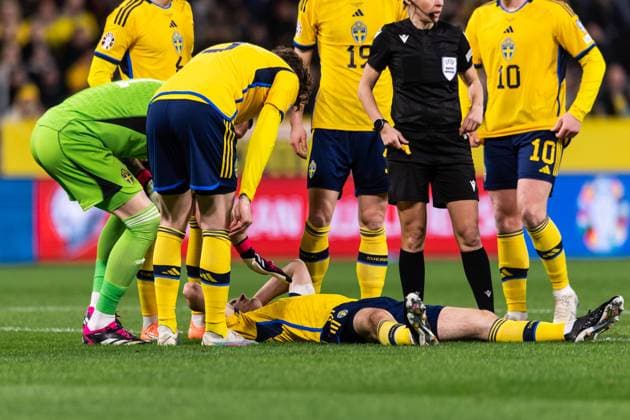 230327 Hjalmar Ekdal of Sweden in pain during the UEFA Euro Qualifier football match between Sweden and Azerbaijan on March 27, 2023 in Stockholm Photo Julia Koch BILDBYRAN code JK JZ0347 bbeng football soccer fotbol fotball uefa euro qualifier landskamp emkval em kvaliking em kvalik sweden sweden a sweden Azerbaijan,  Copyright: JULIAxKOCH BB230327JK012