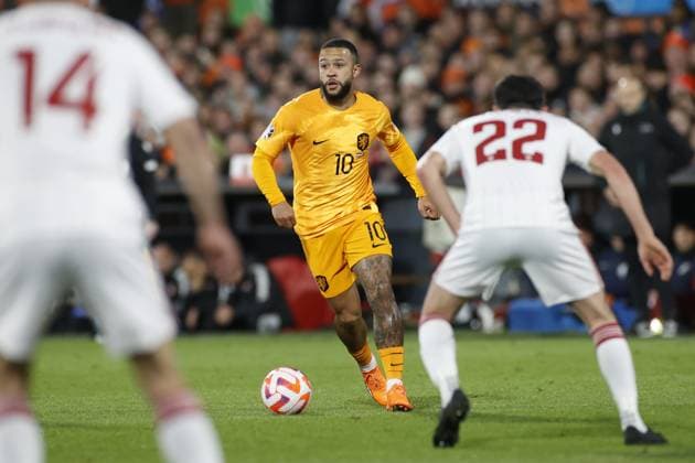ROTTERDAM , 27-03-2023 , Stadion de Kuip , UEFA Qualification EURO 2024 , season 2022 2023 , match between Netherlands and Gibraltar , (L-R) Netherlands player Memphis Depay, Gibraltar player Graeme Torrilla Netherlands - Gibraltar  x20346384x Copyright: