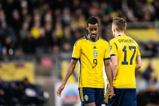 230327 Alexander Isak of Sweden and Viktor Gyökeres of Sweden looks dejected during the UEFA Euro Qualifier football match between Sweden and Azerbaijan on March 27, 2023 in Stockholm Photo Maxim Thore BILDBYRAN code MT JZ0347 bbeng football soccer fotbol fotball uefa euro qualifier landskamp emkval em kvalifiksering em quality sweden sweden a sweden azerbaijan depp,  Copyright: MAXIMxTHORE BB230327MT030