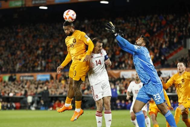 ROTTERDAM - (lr) Memphis Depay of Holland heads in the 1-0, Roy Chipolina of Gibraltar, Gibraltar goalkeeper Dayle Coleing during the UEFA European Championship, EM, Europameisterschaft qualifying match between the Netherlands and Gibraltar at Feyenoord Stadion de Kuip on March 27, 2023 in Rotterdam, Netherlands. ANP MAURICE VAN STONE UEFA EURO, EM, Europameisterschaft,Fussball 2024 Qualifying Round 2022 2023 xVIxANPxSportx xxANPxIVx 465880046 originalFilename: 465880046.jpg