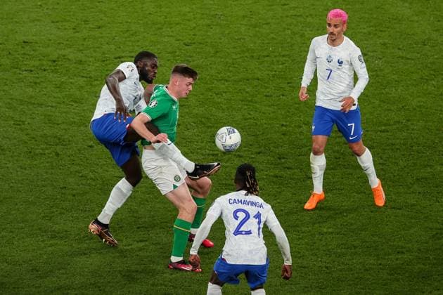 UEFA EURO, EM, Europameisterschaft,Fussball 2024 Qualifying Round Group B, Aviva Stadium, Dublin 27 3 2023 Republic of Ireland vs France France s Dayot Upamecano, Eduardo Camavinga and Antoine Griezmann with Evan Ferguson of Ireland Dayot Upamecano, Eduardo Camavinga and Antoine Griezmann with Evan Ferguson 27 3 2023  Copyright: x INPHO BenxBradyx BB4_1500