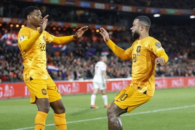 Sport Bilder des Tages ROTTERDAM , 27-03-2023 , Stadion de Kuip , UEFA Qualification EURO 2024 , season 2022 2023 , match between Netherlands and Gibraltar , (L-R) Netherlands player Denzel Dumfries, Netherlands player Memphis Depay celebrating 1-0 Netherlands - Gibraltar  x20346418x Copyright: