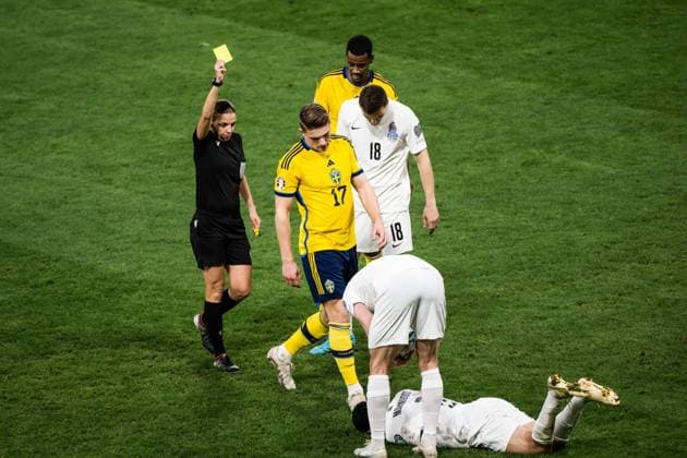 230327 Viktor Gyökeres of Sweden receives a yellow card by Referee StÃ phanie Frappart during the UEFA Euro Qualifier football match between Sweden and Azerbaijan on March 27, 2023 in Stockholm Photo Emma Wallskog BILDBYRAN COP 320 JZ0347 bbeng football soccer fotbol fotball uefa euro qualifier landskamp emkval em qualification em kvalik sweden sweden a sweden azerbaijan,  Copyright: EMMAxWALLSKOG BB230327EW015