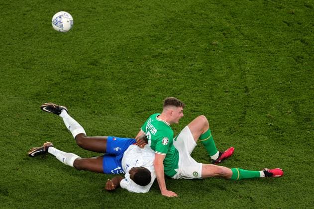 UEFA EURO, EM, Europameisterschaft,Fussball 2024 Qualifying Round Group B, Aviva Stadium, Dublin 27 3 2023 Republic of Ireland vs France France s Ibrahima KonatÃ Ibrahima KonatÃ and Evan Ferguson 27 3 2023  Copyright: x INPHO BenxBradyx BB4_1976