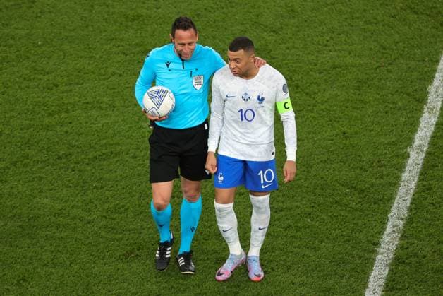UEFA EURO, EM, Europameisterschaft,Fussball 2024 Qualifying Round Group B, Aviva Stadium, Dublin 27 3 2023 Republic of Ireland vs France France s Kylian MbappÃ Kylian MbappÃ speaks to referee Artur Dias 27 3 2023  Copyright: x INPHO BenxBradyx BB4_2077