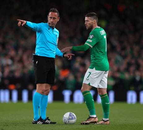 UEFA EURO, EM, Europameisterschaft,Fussball 2024 Qualifying Round Group B, Aviva Stadium, Dublin 27 3 2023 Republic of Ireland vs France Ireland s Matt Doherty with referee Artur Dias Matt Doherty with referee Artur Dias 27 3 2023  Copyright: x INPHO RyanxByrnex RB1_7242
