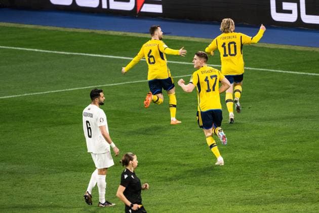 i230327 Gabriel Gudmundsson, Emil Forsberg and Viktor Gyökeres of Sweden celebrate after 1 0 during the UEFA Euro Qualifier football match between Sweden and Azerbaijan on March 27, 2023 in Stockholm Photo Emma Wallskog BILDBYRAN COP 320 JZ0347 bbeng football soccer fotbol fotball uefa euro qualifier landskamp emkval em qualification em qualification sweden sweden a sweden azerbaijan jubel,  Copyright: EMMAxWALLSKOG BB230327EW017
