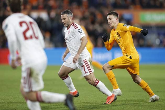 ROTTERDAM , 27-03-2023 , Stadion de Kuip , UEFA Qualification EURO 2024 , season 2022 2023 , match between Netherlands and Gibraltar , (L-R) Gibraltar player Lee Casciaro, Netherlands player Steven Berghuis Netherlands - Gibraltar  x20346478x Copyright:
