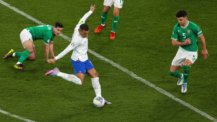 UEFA EURO, EM, Europameisterschaft,Fussball 2024 Qualifying Round Group B, Aviva Stadium, Dublin 27 3 2023 Republic of Ireland vs France France s Kylian MbappÃ Kylian MbappÃ with John Egan 27 3 2023  Copyright: x INPHO BenxBradyx BB4_1252