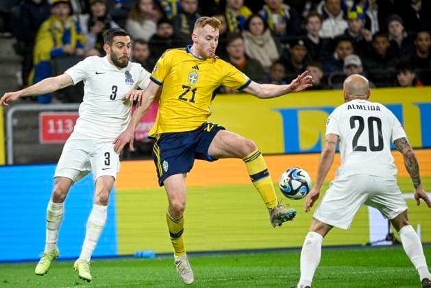 STOCKHOLM 20230327 Swedens Dejan Kulusevski center against Azerbaijans Elvin Jafarguliyev 3 and Richard Almeida 20 during Mondays European Championship qualifying football match between Sweden and Azerbaijan at Friends Arena STOCKHOLM SWEDEN x10080x,  Copyright: xFredrikxSandberg TTx EM-KVAL SVERIGE-AZERBAJDZJAN