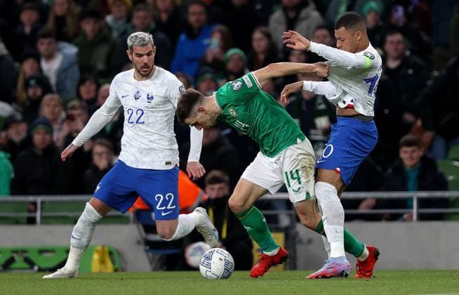 UEFA EURO, EM, Europameisterschaft,Fussball 2024 Qualifying Round Group B, Aviva Stadium, Dublin 27 3 2023 Republic of Ireland vs France Ireland™s Jayson Molumby with Theo Hernandez and Kylian MbappÃ Jayson Molumby with Theo Hernandez and Kylian MbappÃ 27 3 2023  Copyright: x INPHO MorganxTreacyx AZ0I5206