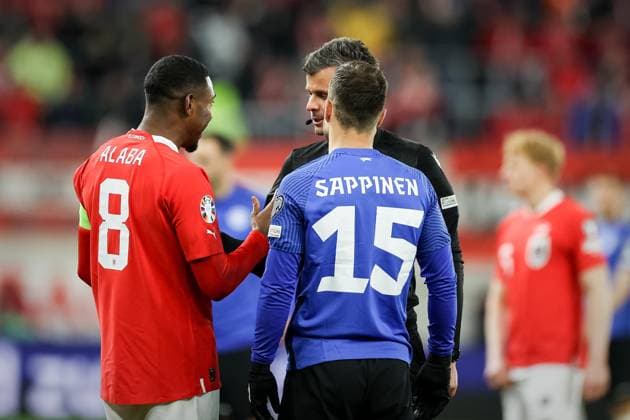SOCCER - UEFA EURO, EM, Europameisterschaft,Fussball 2024 Quali, AUT vs EST LINZ,AUSTRIA,27.MAR.23 - SOCCER - European Qualifiers 2024, OEFB international match, Länderspiel, Nationalmannschaft Austria vs Estland. Image shows David Alaba (AUT), Rauno Sappinen (EST) and the referee Enea Jorgji (ALB). GEPAxpictures xManfredxBinder