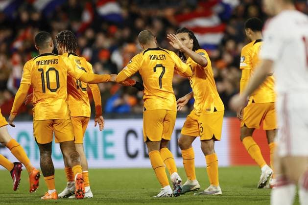 ROTTERDAM - (lr) Memphis Depay of Holland, Xavi Simons of Holland, Donyell Malen of Holland, Nathan Ake of Holland celebrate the 2-0 during the UEFA European Championship, EM, Europameisterschaft qualification match between the Netherlands and Gibraltar at Feyenoord Stadion de Kuip on March 27, 2023 in Rotterdam, Netherlands. ANP PIETER STAM DE JONGE UEFA EURO, EM, Europameisterschaft,Fussball 2024 Qualifying Round 2022 2023 xVIxANPxSportx xxANPxIVx 465882923 originalFilename: 465882923.jpg