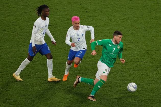UEFA EURO, EM, Europameisterschaft,Fussball 2024 Qualifying Round Group B, Aviva Stadium, Dublin 27 3 2023 Republic of Ireland vs France France s Eduardo Camavinga and Antoine Griezmann with Matt Doherty of Ireland Eduardo Camavinga and Antoine Griezmann with Matt Doherty 27 3 2023  Copyright: x INPHO BenxBradyx BB4_2774