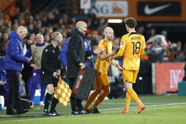 ROTTERDAM , 27-03-2023 , Stadion de Kuip , UEFA Qualification EURO 2024 , season 2022 2023 , match between Netherlands and Gibraltar , (L-R) substitute Netherlands player Davy Klaassen, Netherlands player Mats Wieffer Netherlands - Gibraltar  x20346878x Copyright: