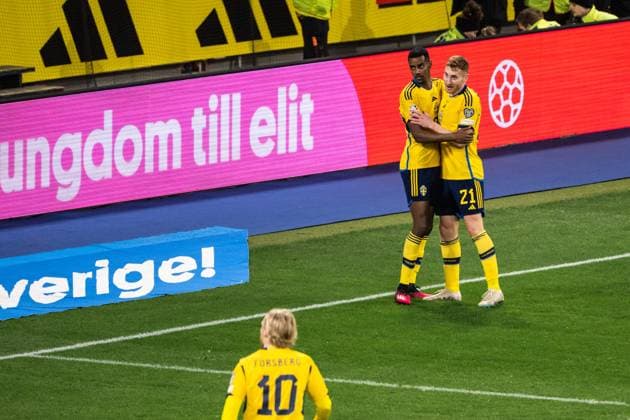 230327 Alexander Isak and Dejan Kulusevski of Sweden celebrate after 2 0 during the UEFA Euro Qualifier football match between Sweden and Azerbaijan on March 27, 2023 in Stockholm Photo Emma Wallskog BILDBYRAN COP 320 JZ0347 bbeng football soccer fotbol fotball uefa euro qualifier landskamp emkval em kvalifiksering em qualik sweden sweden a sweden azerbaijan jubel,  Copyright: EMMAxWALLSKOG BB230327EW021