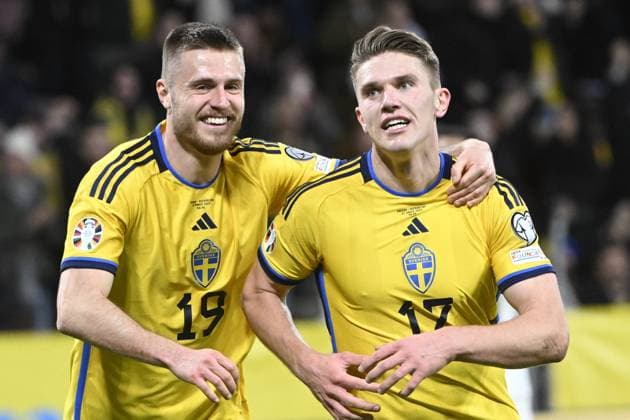 STOCKHOLM 20230327 Swedens Viktor Gyökeres 17 celebrates with Mattias Svanberg after his 3 0 goal during Mondays European Championship qualifying football match between Sweden and Azerbaijan at Friends Arena STOCKHOLM SWEDEN x10080x,  Copyright: xFredrikxSandberg TTx EM-KVAL SVERIGE-AZERBAJDZJAN