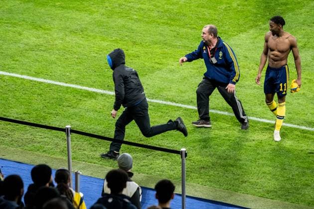 230327 A pitch invader and Anthony Elanga of Sweden during the UEFA Euro Qualifier football match between Sweden and Azerbaijan on March 27, 2023 in Stockholm Photo Emma Wallskog BILDBYRAN COP 320 JZ0347 bbeng football soccer fotbol fotball uefa euro qualifier landskamp emkval em kvaliking em kvalik sweden sweden a sweden azerbaijan audience,  Copyright: EMMAxWALLSKOG BB230327EW027