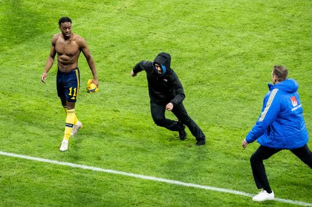 230327 A pitch invader and Anthony Elanga of Sweden during the UEFA Euro Qualifier football match between Sweden and Azerbaijan on March 27, 2023 in Stockholm Photo Emma Wallskog BILDBYRAN COP 320 JZ0347 bbeng football soccer fotbol fotball uefa euro qualifier landskamp emkval em kvaliking em kvalik sweden sweden a sweden azerbaijan audience,  Copyright: EMMAxWALLSKOG BB230327EW029